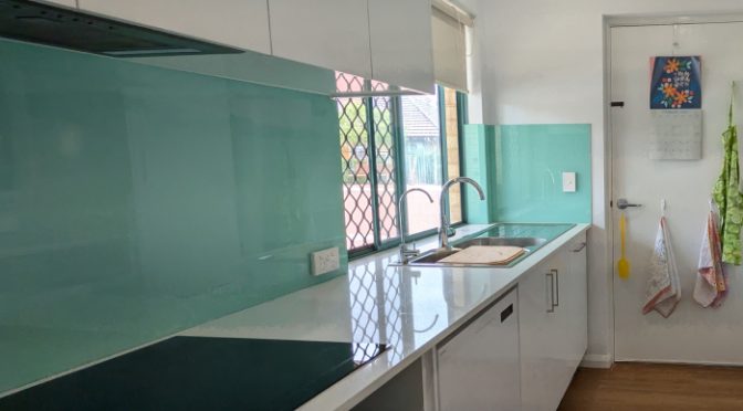 The Best Glass Splashback Styles for Compact Homes & Minimalist Apartments