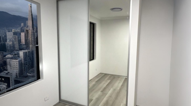 How Glass Sliding Wardrobe Doors Maximise Small Bedrooms?